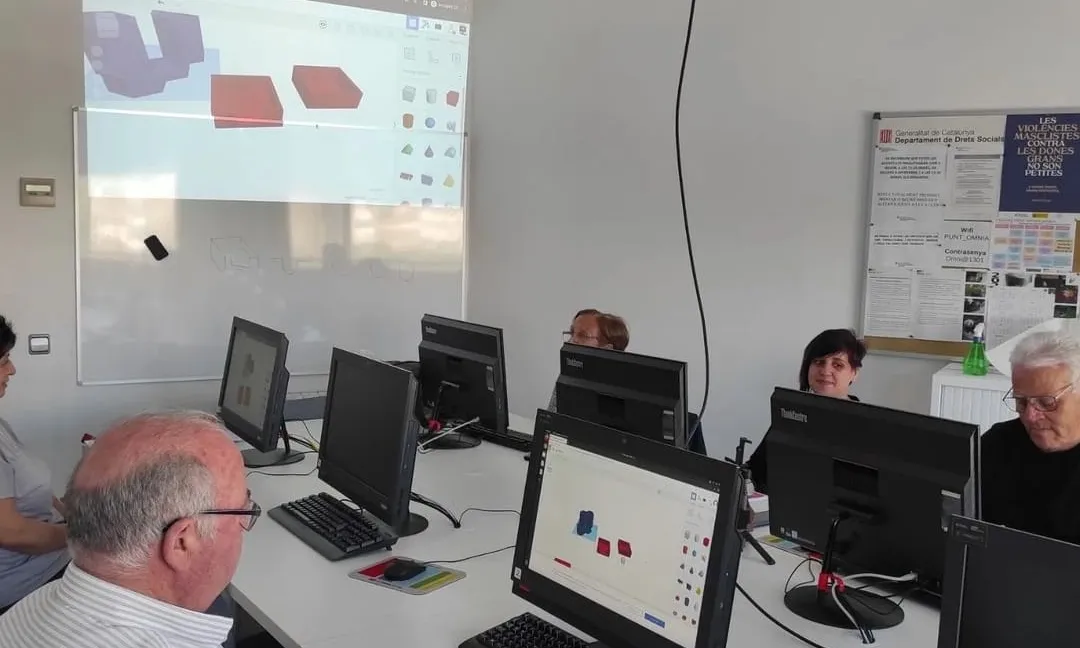 La fundació té diversos projectes orientats a dotar les persones grans d'habilitats tecnològiques. 