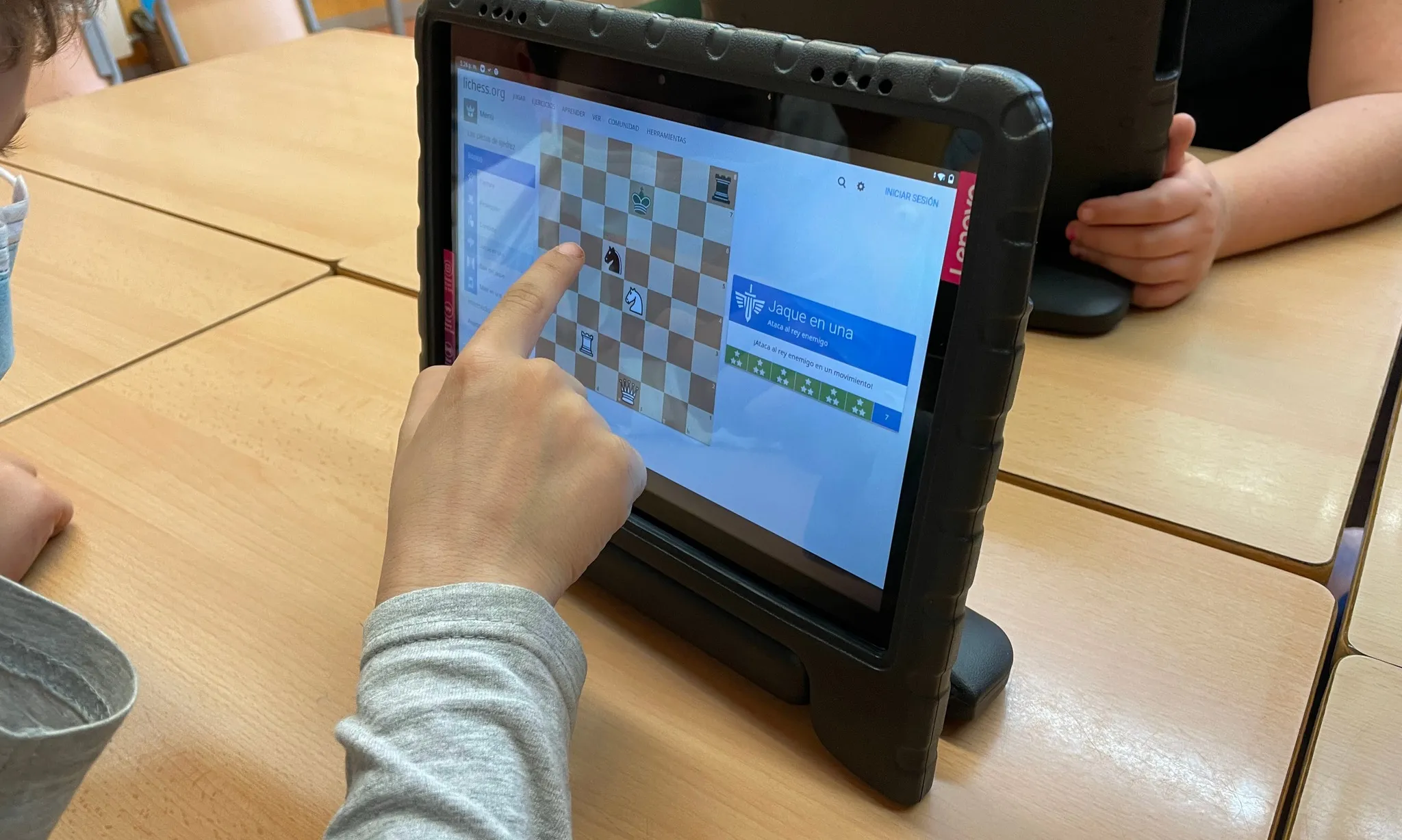 L'escletxa digital que pateix la gent gran complica cada cop més el seu dia a dia.