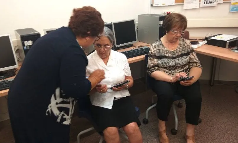 La Fundació Cívica Oreneta del Vallès enfoca part de la seva tasca a reduir la bretxa digital.