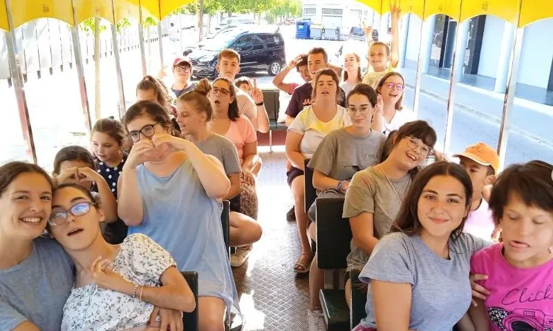 Una de les activitats del casal d'estiu de Tramuntanets va ser passejar amb el trenet de Roses.