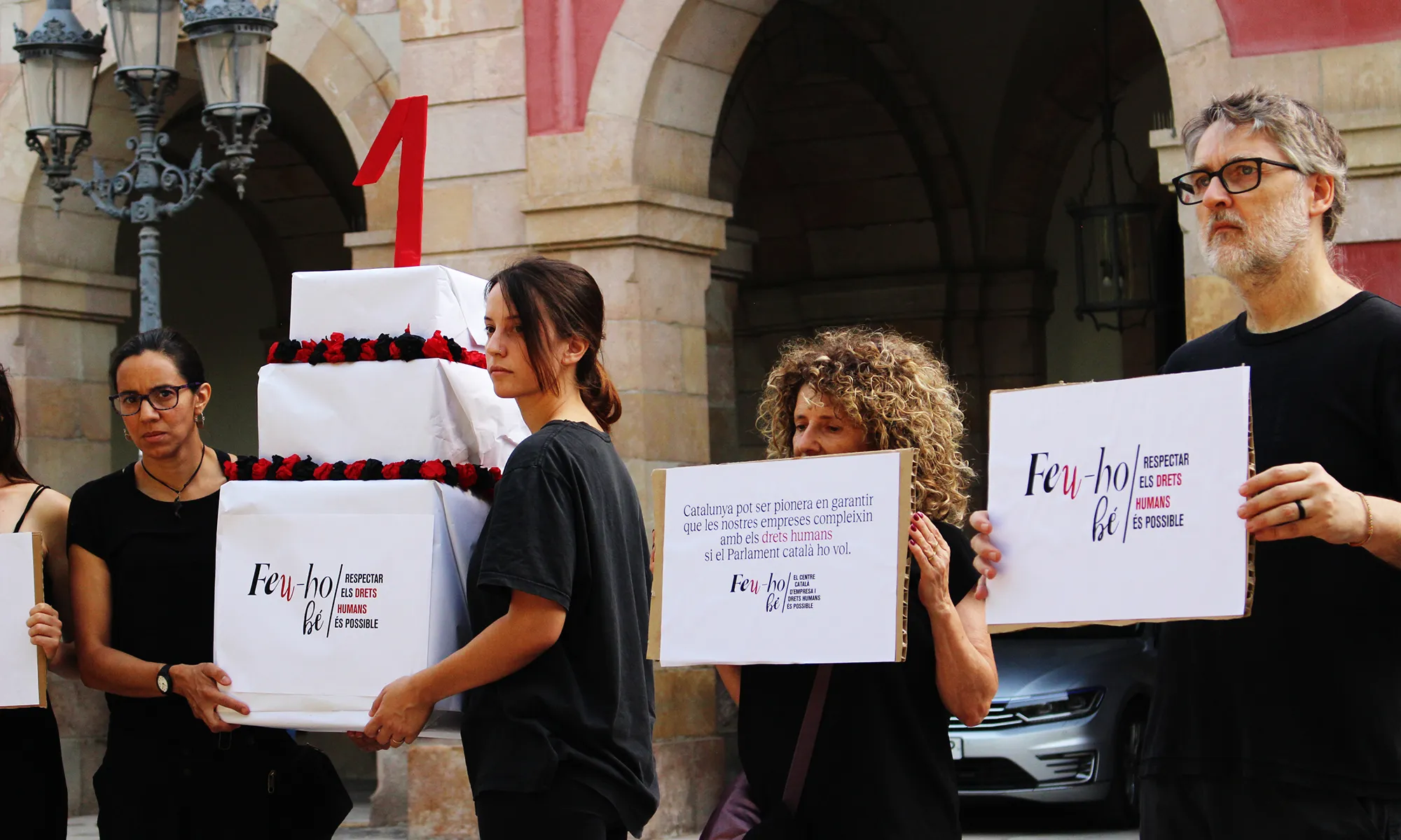 Acció davant del Parlament en reivindicació del Centre Català d'Empresa i Drets Humans.