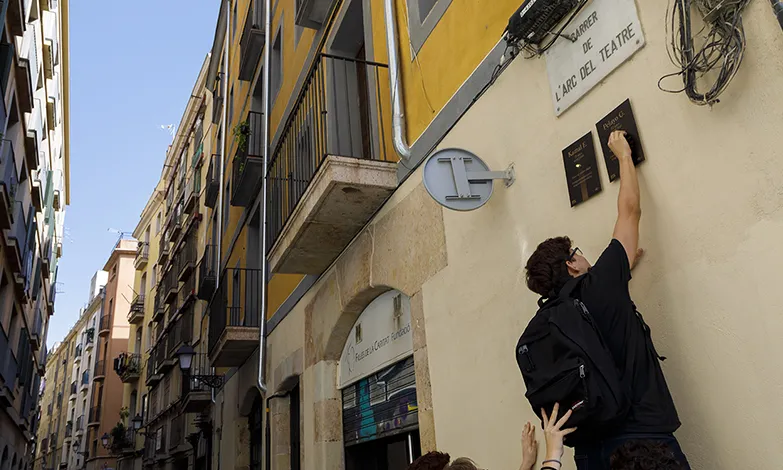 L'alumnat de deu centres educatius de Barcelona col·labora perquè les persones sense llar que han mort tinguin una placa que les recordi.