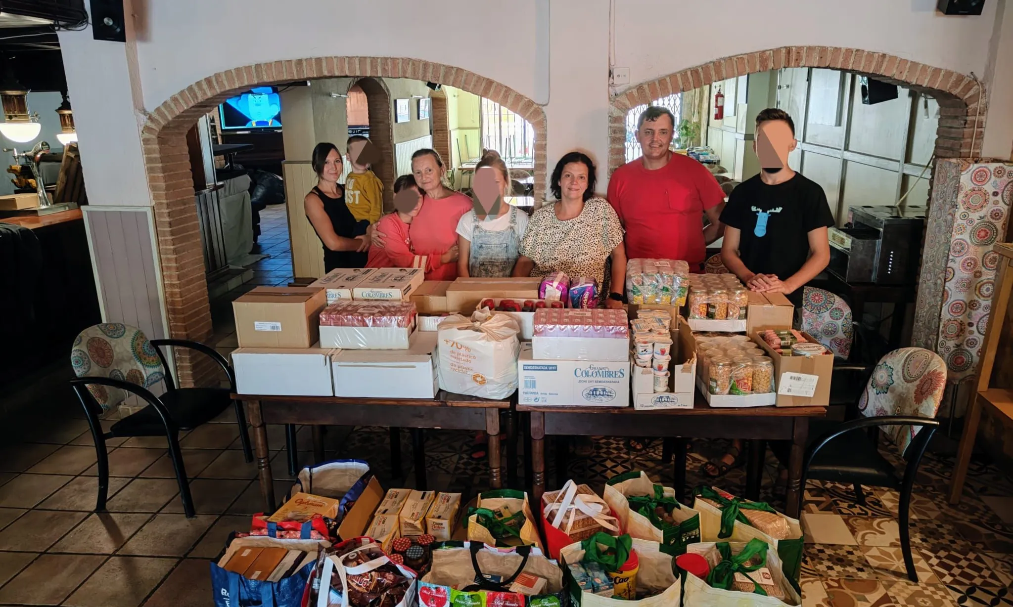 Familia de persones refugiades d'Ucraïna reben ajuda en forma d'aliments.