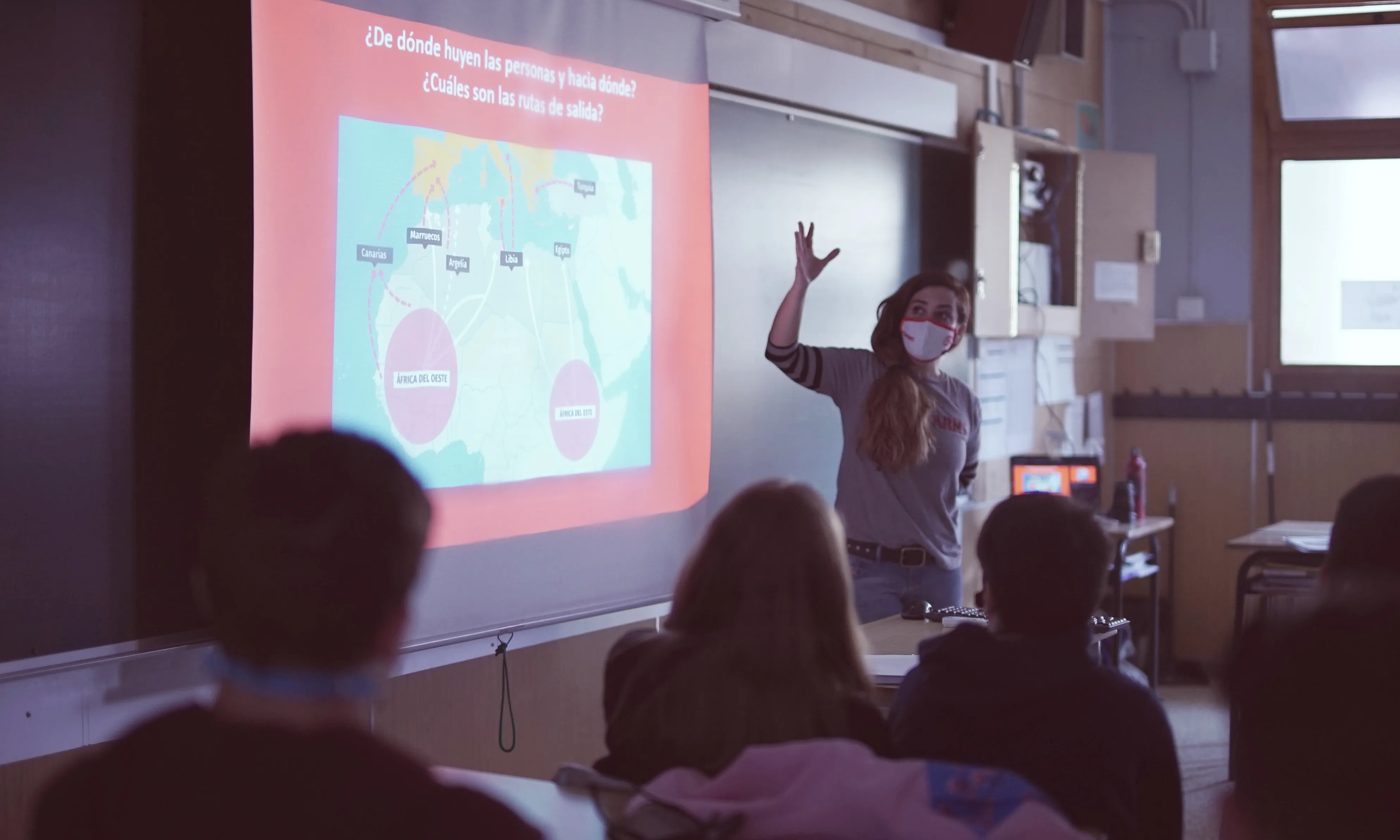 Ángeles Schjaer, assessora pedagògica d'Open Arms, explicant 'Educació per a la llibertat' a centres escolars