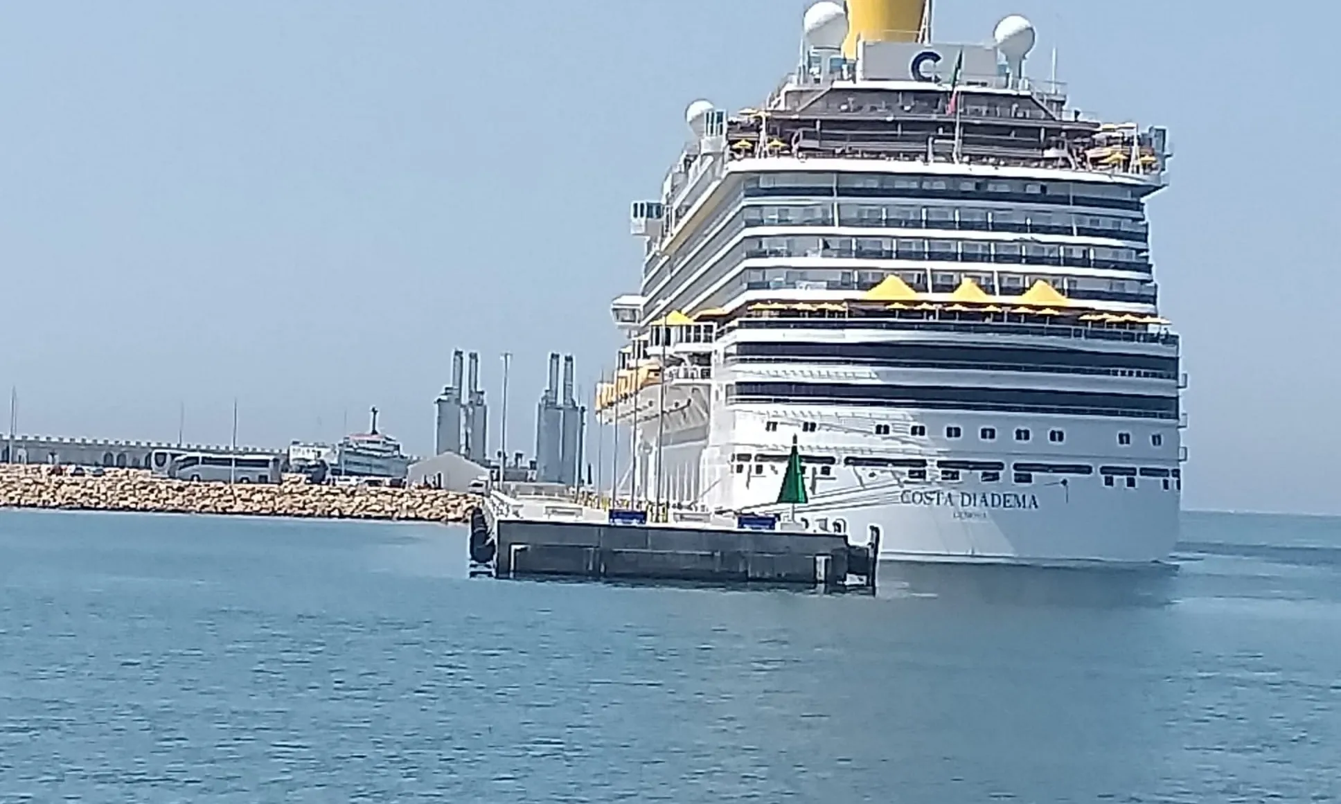 La ciutadania de Tarragona observa amb preocupació l’acceleració irreflexiva de la indústria dels creuers a la ciutat.