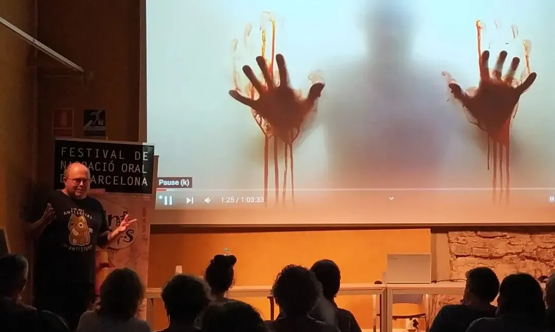 Juan Pablo Fuente durant una activitat de misteri al Centre Cívic Pati Llimona.
