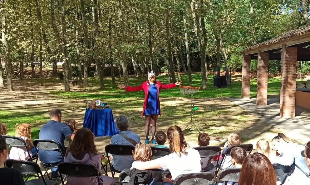 La contacontes xilena Alejandra Hurtado a Santa Maria de Palautordera amb 'Cuentos de Luna y Sol'.