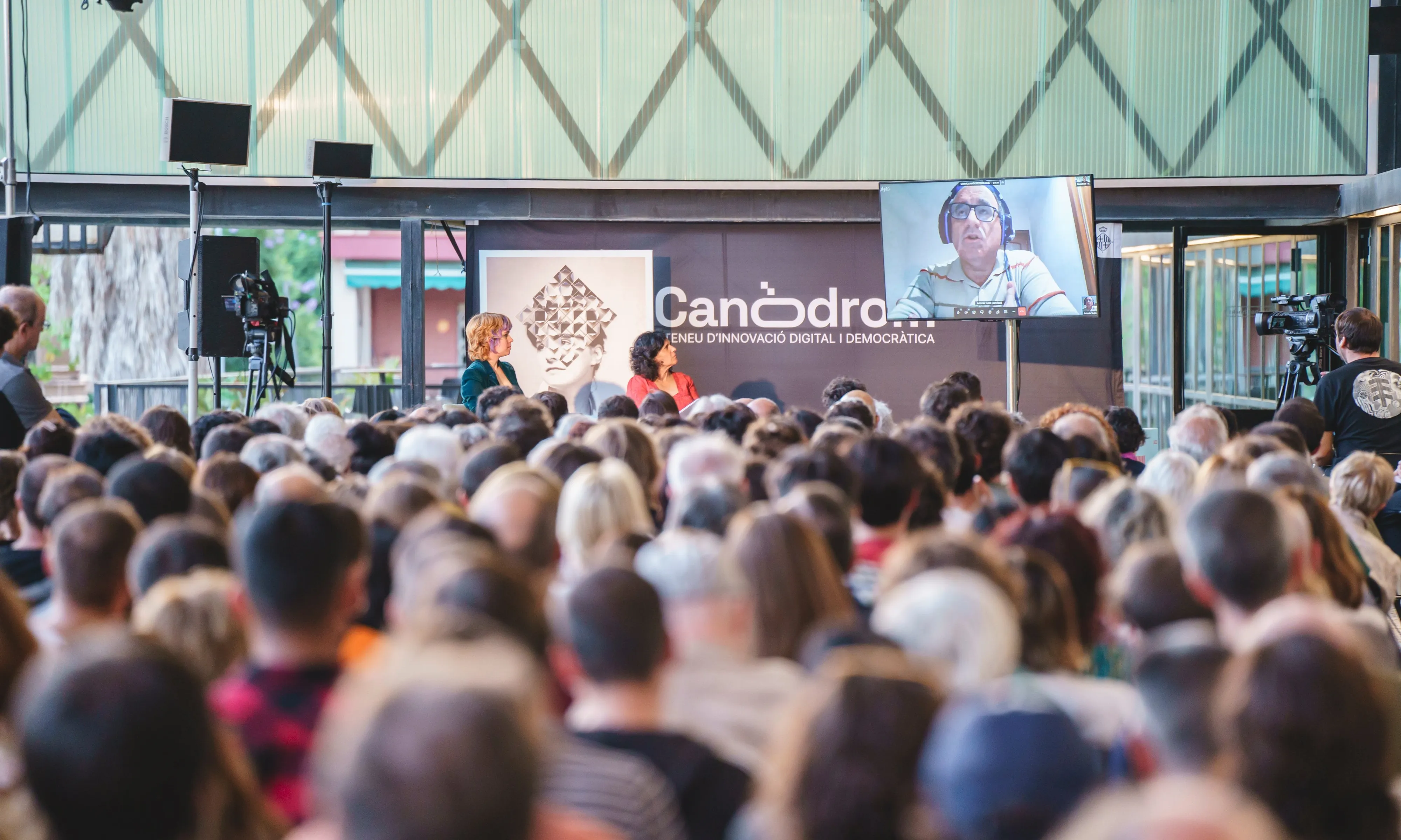 Elisabet Roselló, Charo Morán i Antonio Turiel, durant la xerrada sobre tecnologia i canvi climàtic al Canódrom.