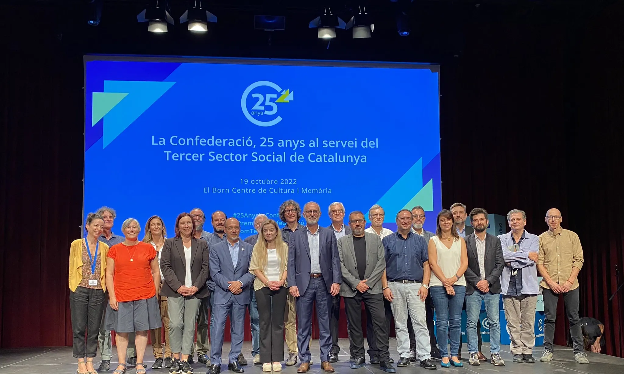 Foto de família de l'equip de La Confederació i de les entitats premiades.