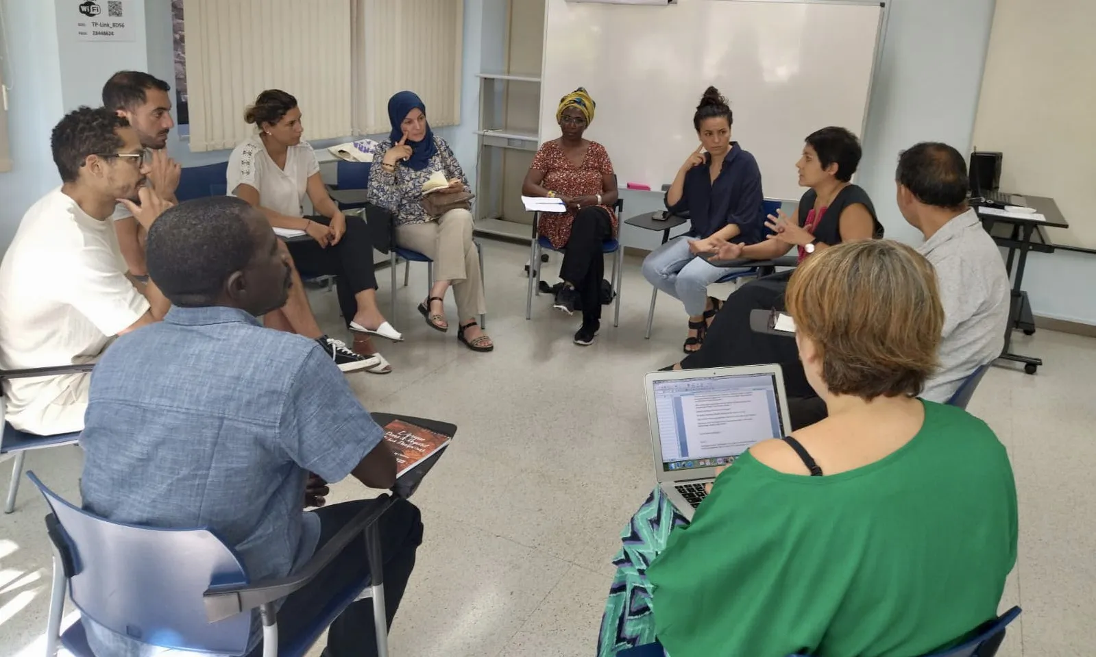 En les trobades s'ha tingut molt en compte les necessitats i situacions de les persones participants, ciutadania racialitzada que sovint no té veu a l'espai públic.