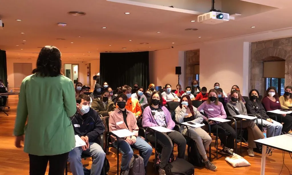 Abans de l'inici del projecte, les mentores han d'assistir a xerrades informatives i classes de formació per al bon desenvolupament de la tasca.