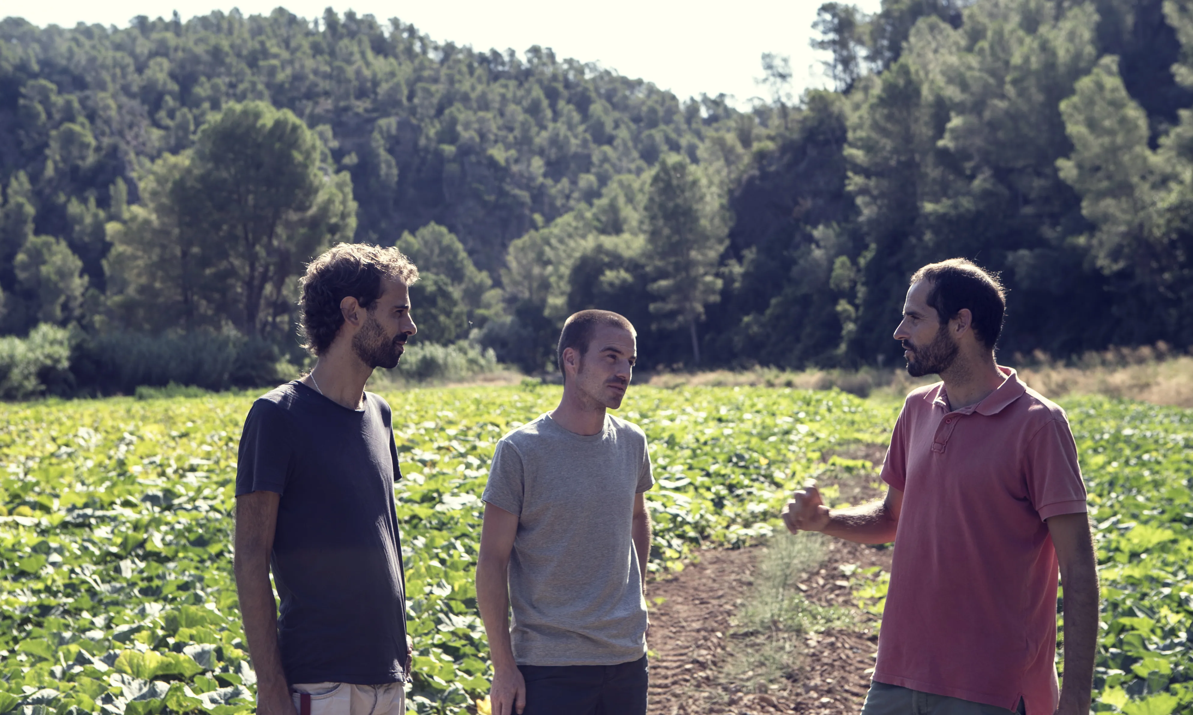 Tres socis de la cooperativa Arreu.