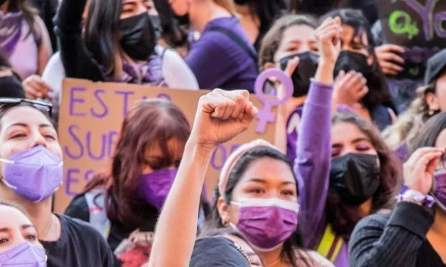 Dones en una manifestació per reivindicar els seus drets. Font: Llicència CC Pexels