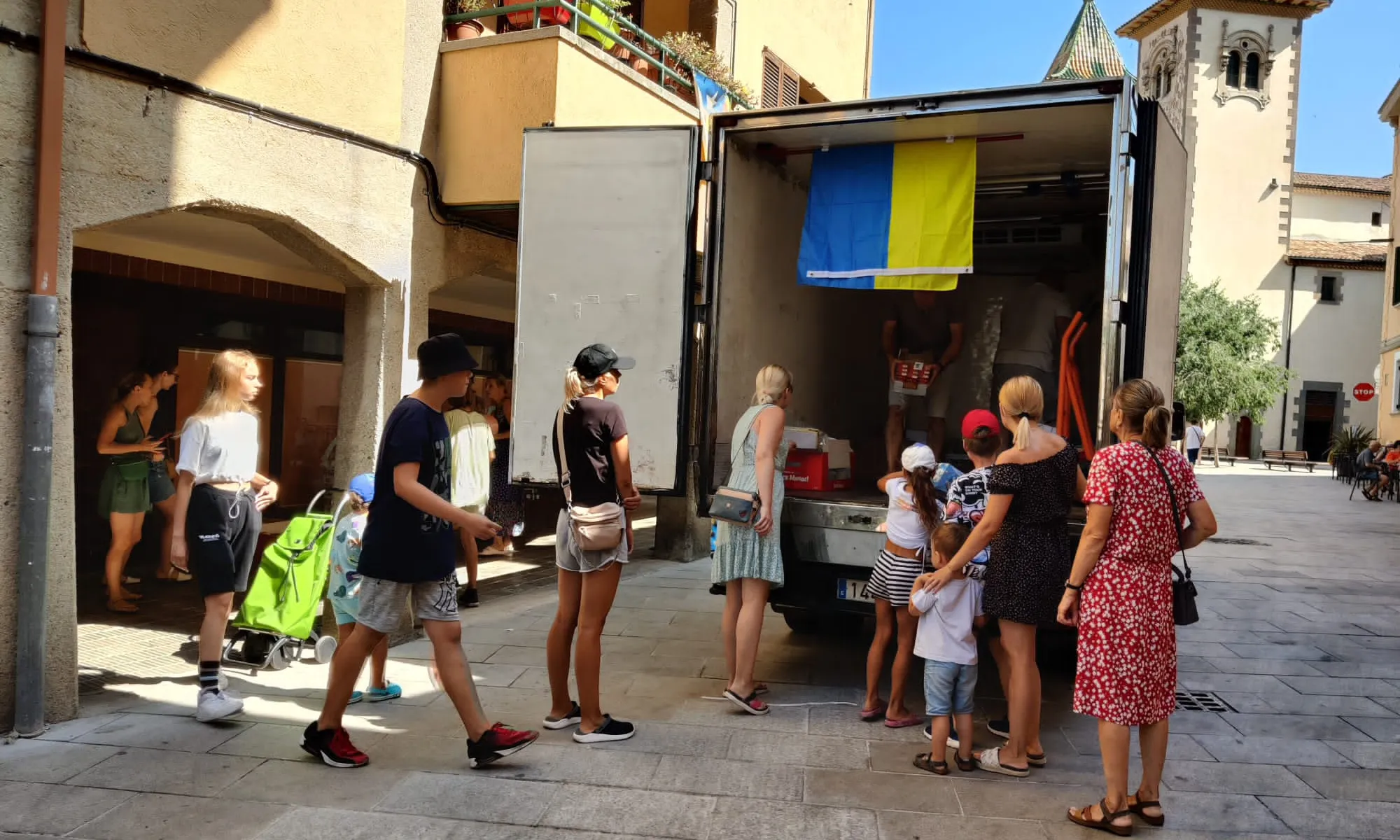 Repartiment d'aliments entre les persones refugiades de Torelló