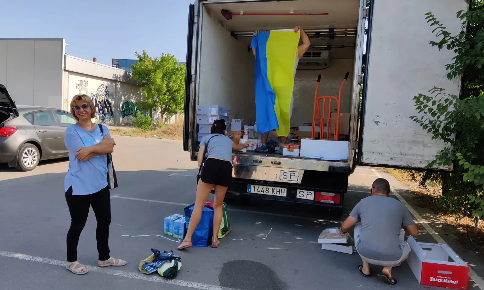 Repartiment d'aliments entre les persones refugiades a Vic