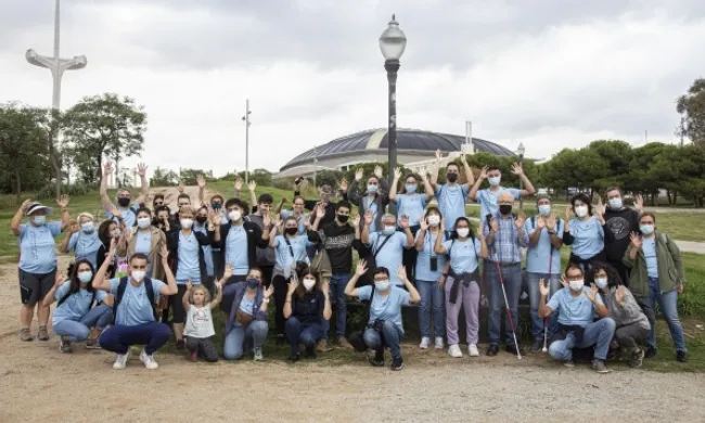 Fotografia de les persones participants de l'edició anterior de la Caminada Solidària per la Sordceguesa. Font: APSOCECAT