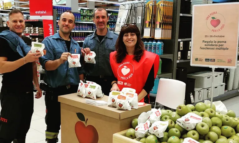 Imatge d'arxiu d'una de les edicions de la campanya solidària 'Una poma per la vida'.