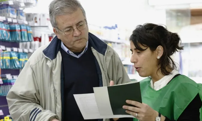 Una voluntària en una de les campanyes de recollida de medicaments a les farmàcies en una imatge d'arxiu.