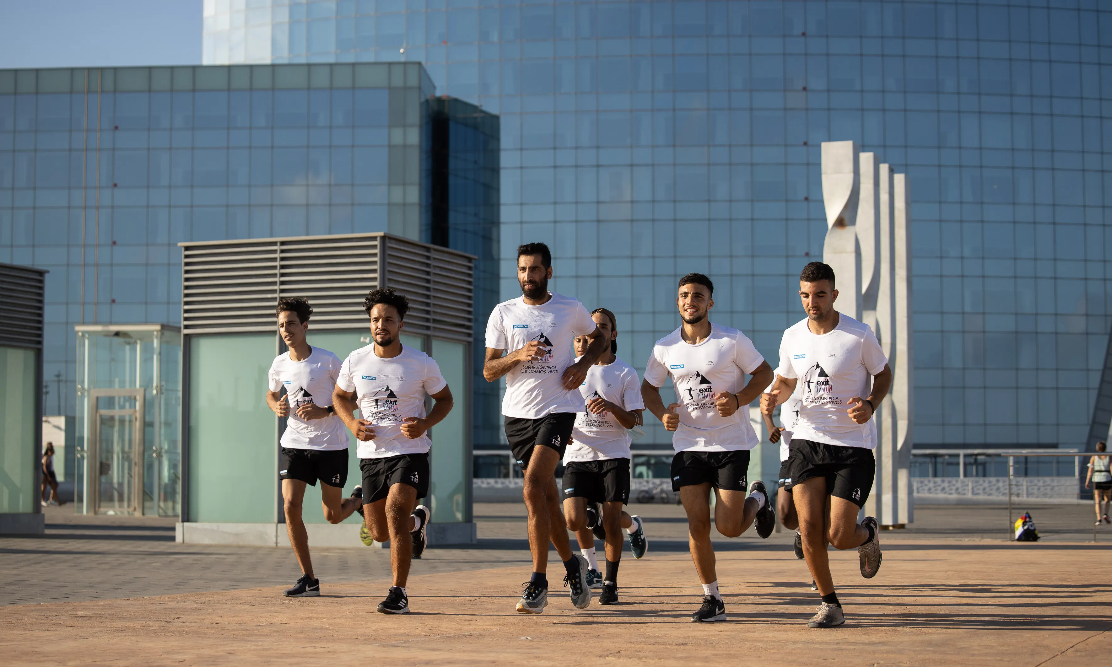 Shahid Ashraf, corrent amb un grup de joves que formen part del club En Forma, Inspira.