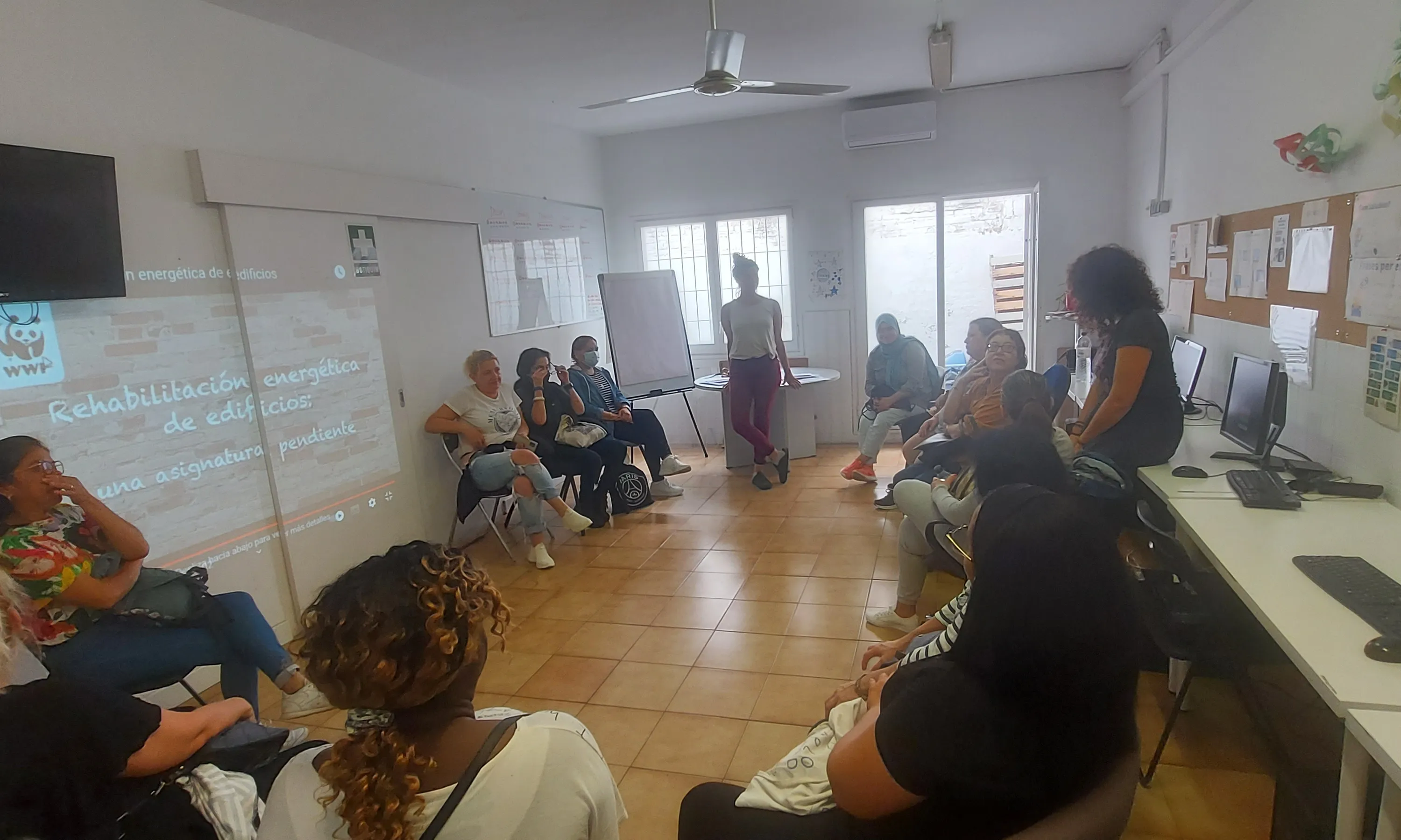 A la sessió dedicada a les dones interessades, es va presentar el projecte 'Generació Dones' a una dotzena de persones.