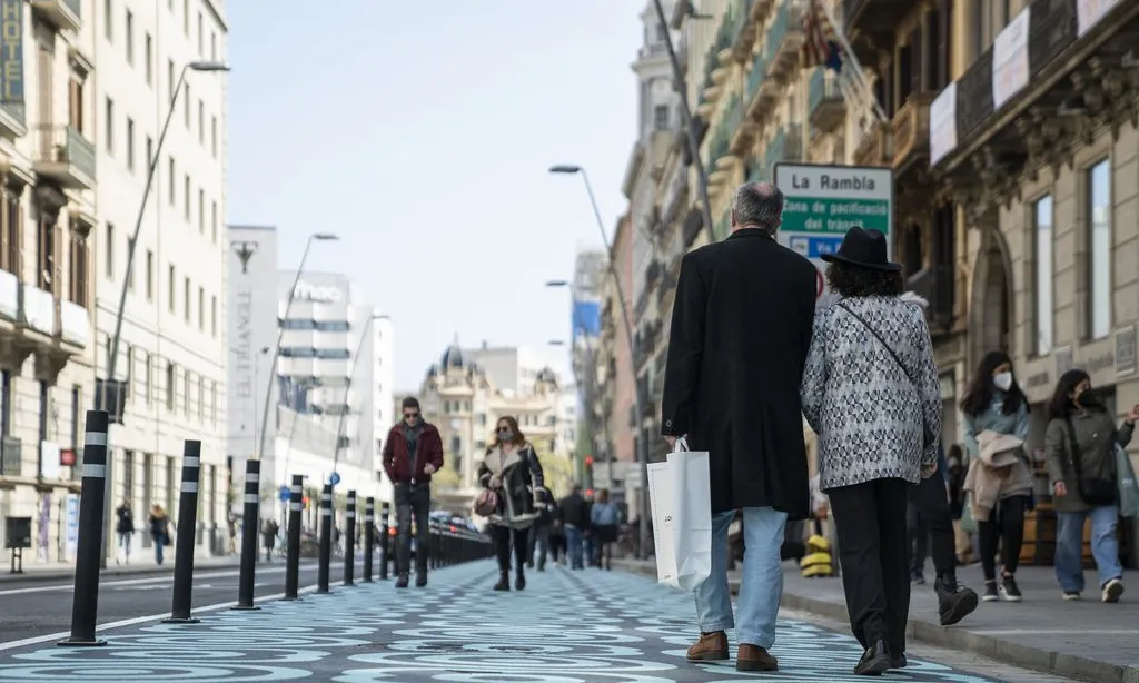 Gent caminant i fent compres pel carrer de Pelai de Barcelona.
