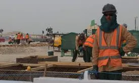 Nombroses organitzacions han denunciat les penoses condicions de treball de les persones treballadores a Qatar.