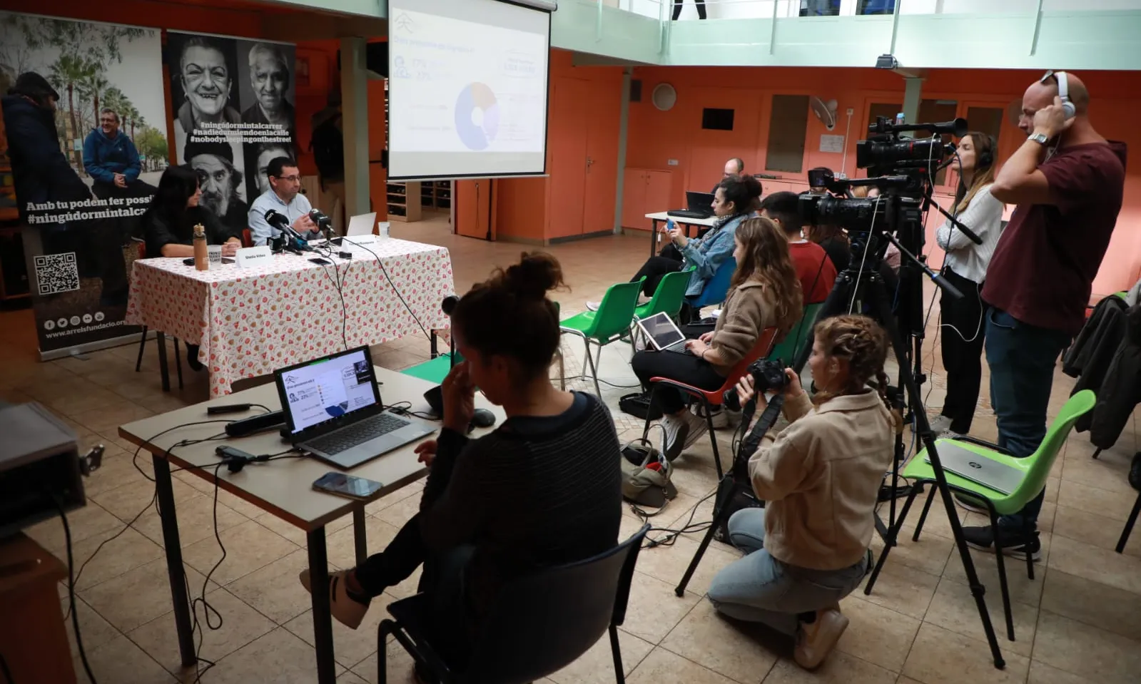 Arrels Fundació fa una crida per rebre donacions que li permetin seguir atenent persones sense llar a Barcelona.