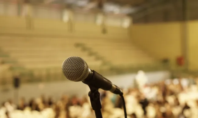 Un micròfon en una sala d'actes en representació del Festival Càntut. Font: Llicència CC Unsplash