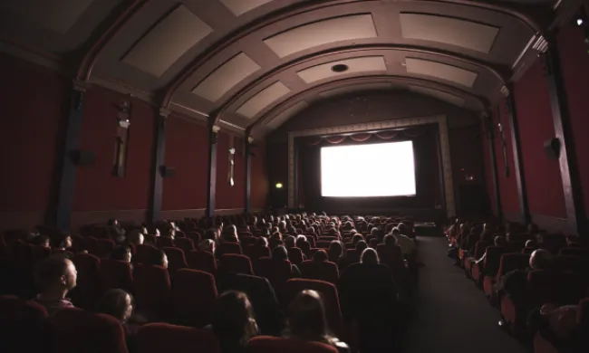 Sala de cinema plena d'espectadores per representar la projecció solidària d' 'El Gran Maurice'. Font: Llicència CC Unsplash