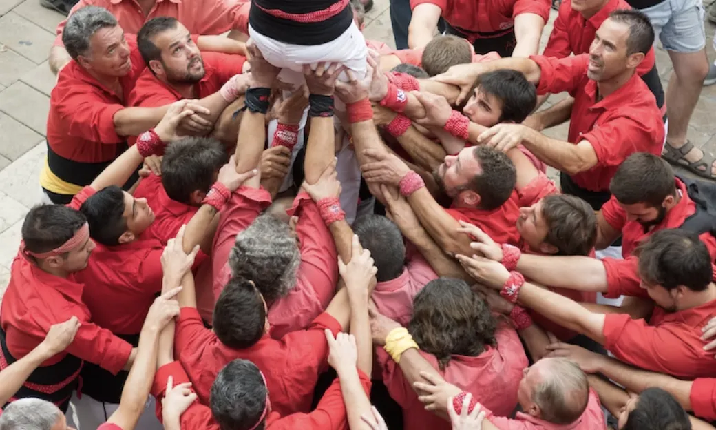 No és només a Catalunya que es du a terme aquesta activitat, arreu del món també hi ha diverses colles castelleres en actiu.