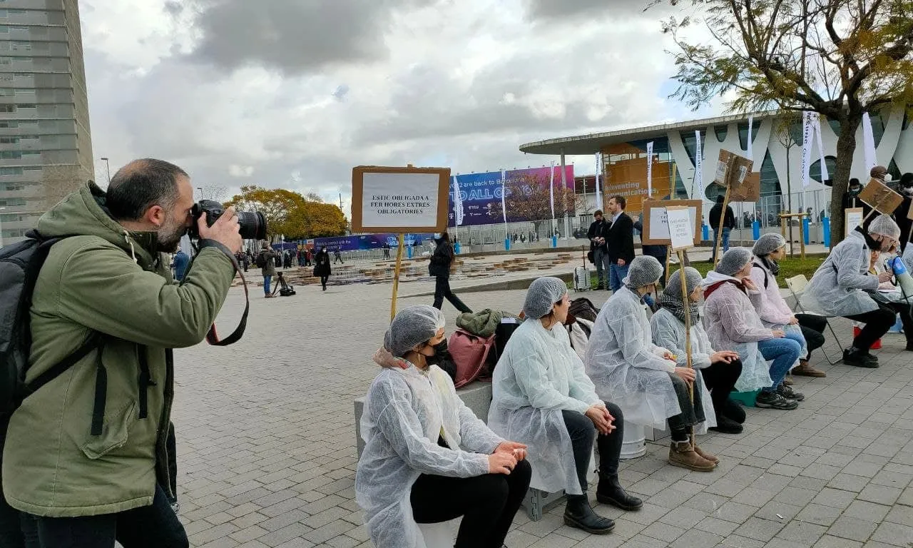 L'Aleix Auber, cobrint una acció de protesta del Mobile Social Congress a les portes del Mobile World Congress,
