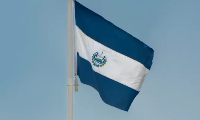 Bandera d'El Salvador per il·lustrar la sessió 'Violència i crim organitzat a Centreamèrica'. Font: Llicència CC Unsplash