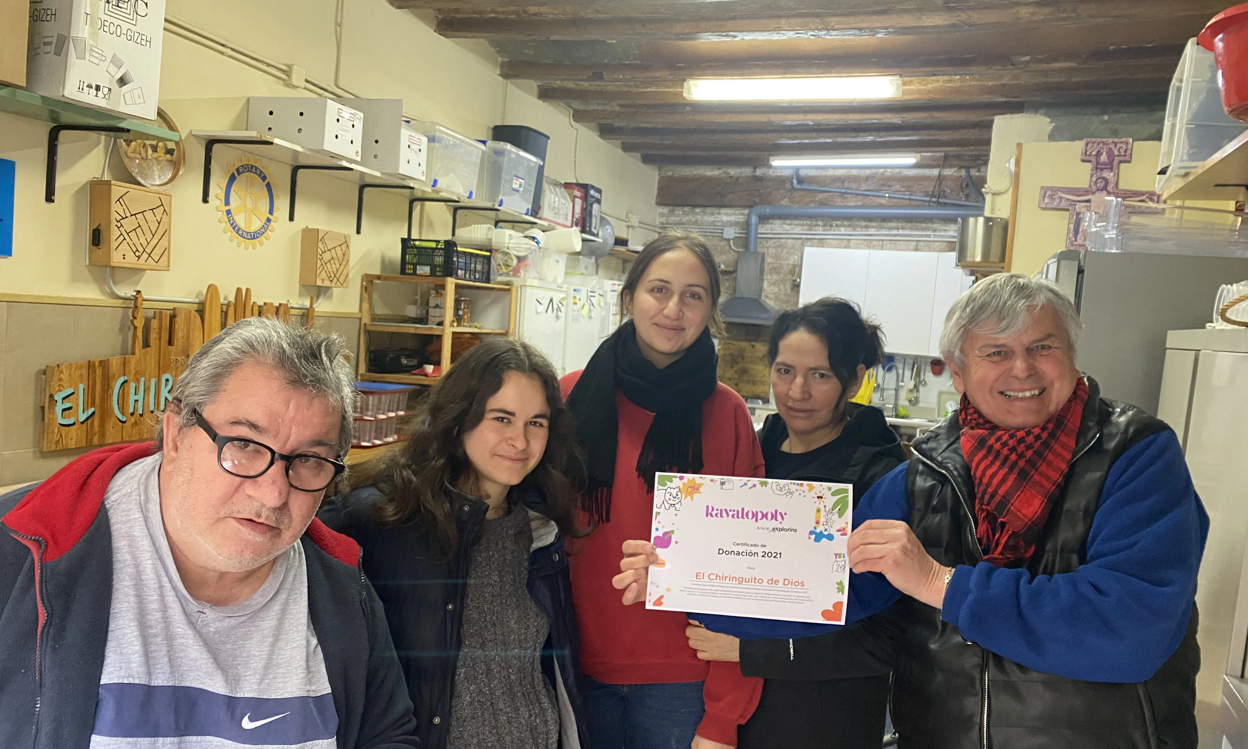 Entrega de donatius de Ravalopoly del 2021 al Chiringuito de Dios.