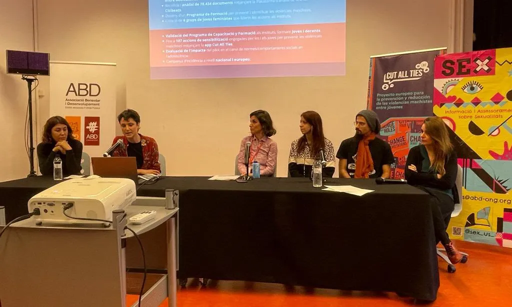 L'equip de 'Cut All Ties' va exposar els resultats de la intervenció en instituts de Barcelona, Madrid i Milà durant les jornades de tancament del projecte.