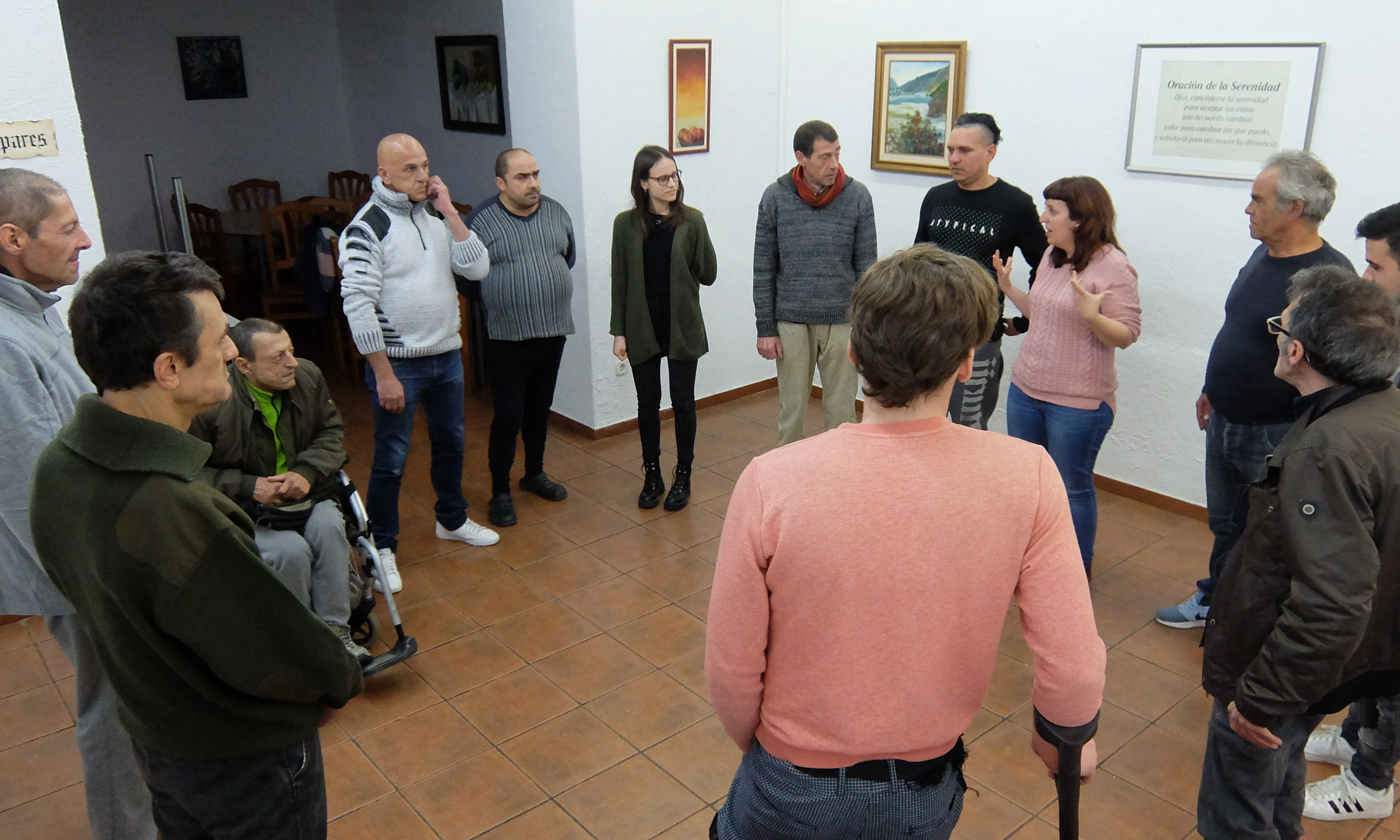 Rosa Carbonell en un dels tallers de teatre a Can Banús, el centre residencial de la Fundació Acollida i Esperança, a Badalona.