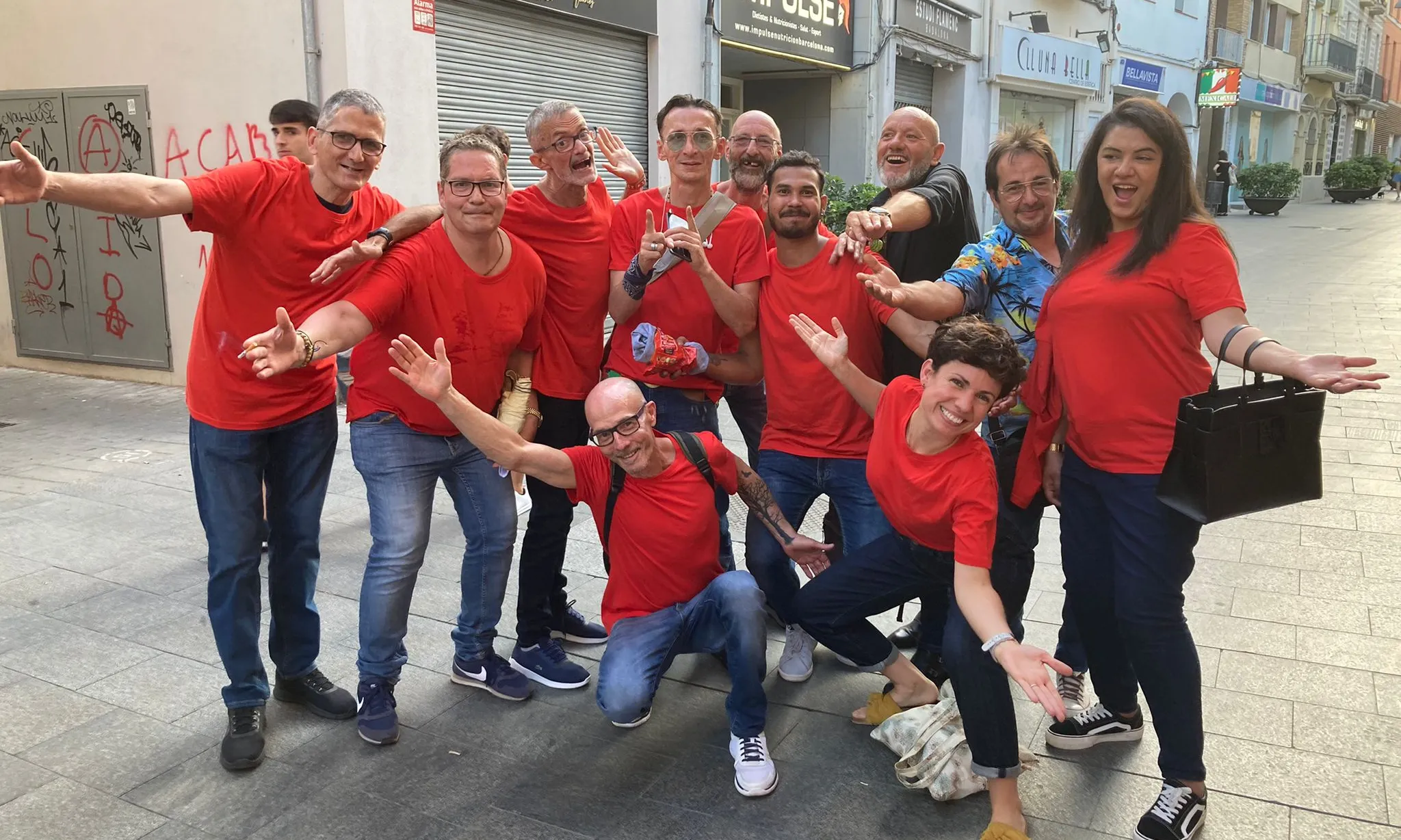 Foto del grup de Can Banús, amb Laura Forteza, que va estrenar una obra de teatre el juny passat a El Círcol, a Badalona.