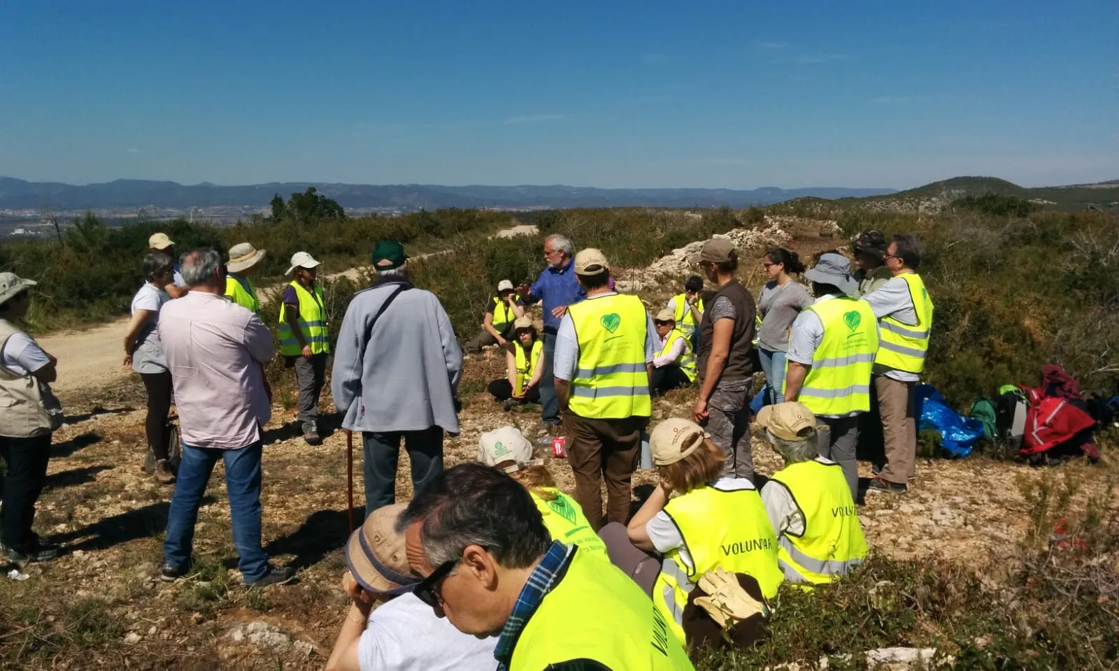 Membres de Garraf Coopera duen a terme treballs a l'Ortoll.