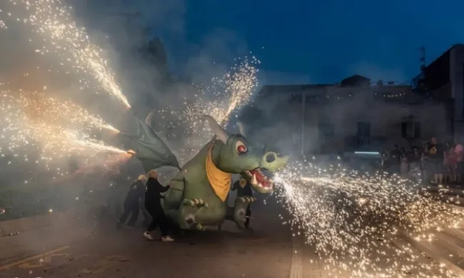 Exemple de celebració d'una colla de bestiari infantil a Sant Vicenç dels Horts. Font: José Pina