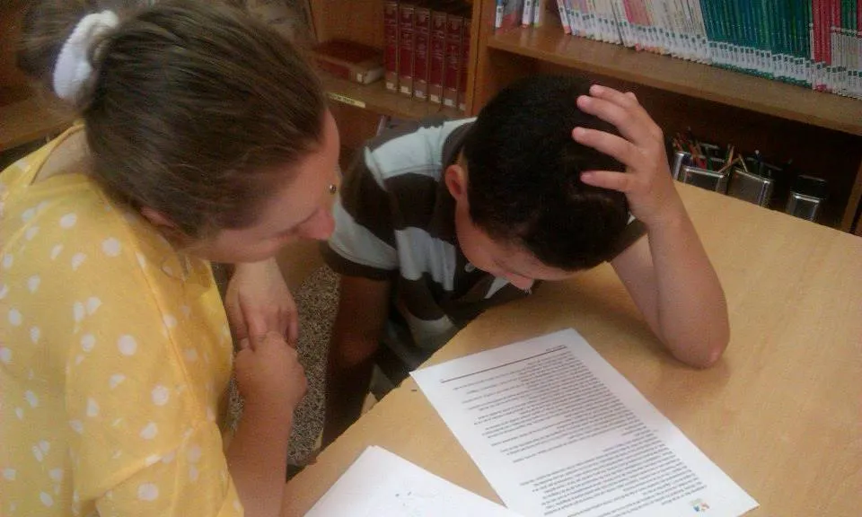 Voluntària i nen participant a LECXIT