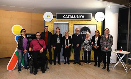 Fotografia de família dels premiats i premiades en els guardons solidaris d'ONCE Catalunya 2022.