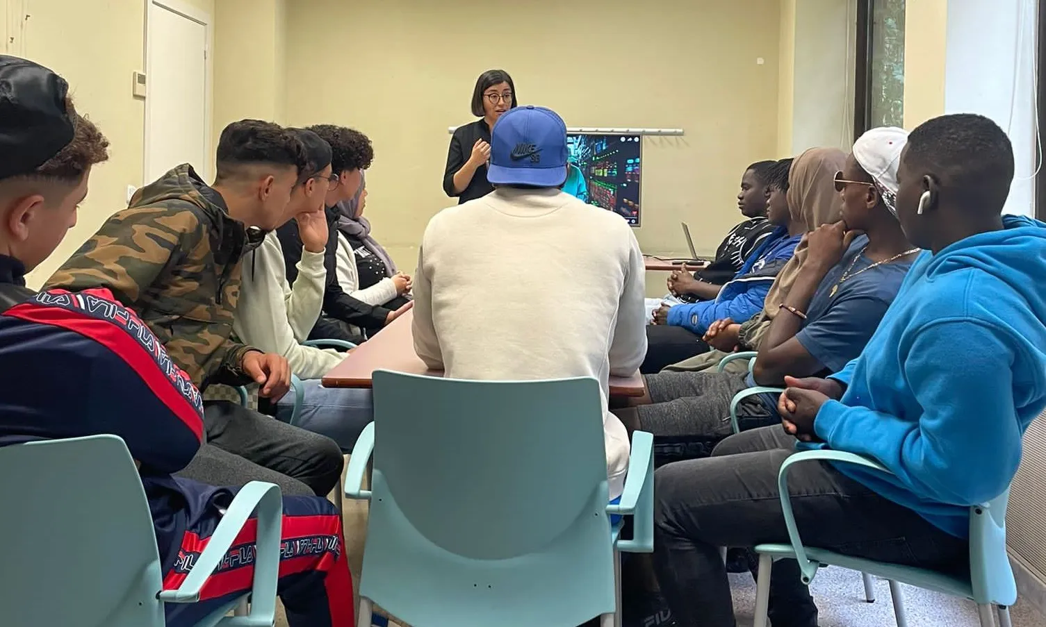 El projecte presenta dos programes a l'any formats per tres cursos: un curs extensiu i dos cursos intensius, diferenciats pels coneixements en llengua catalana de cada usuària.