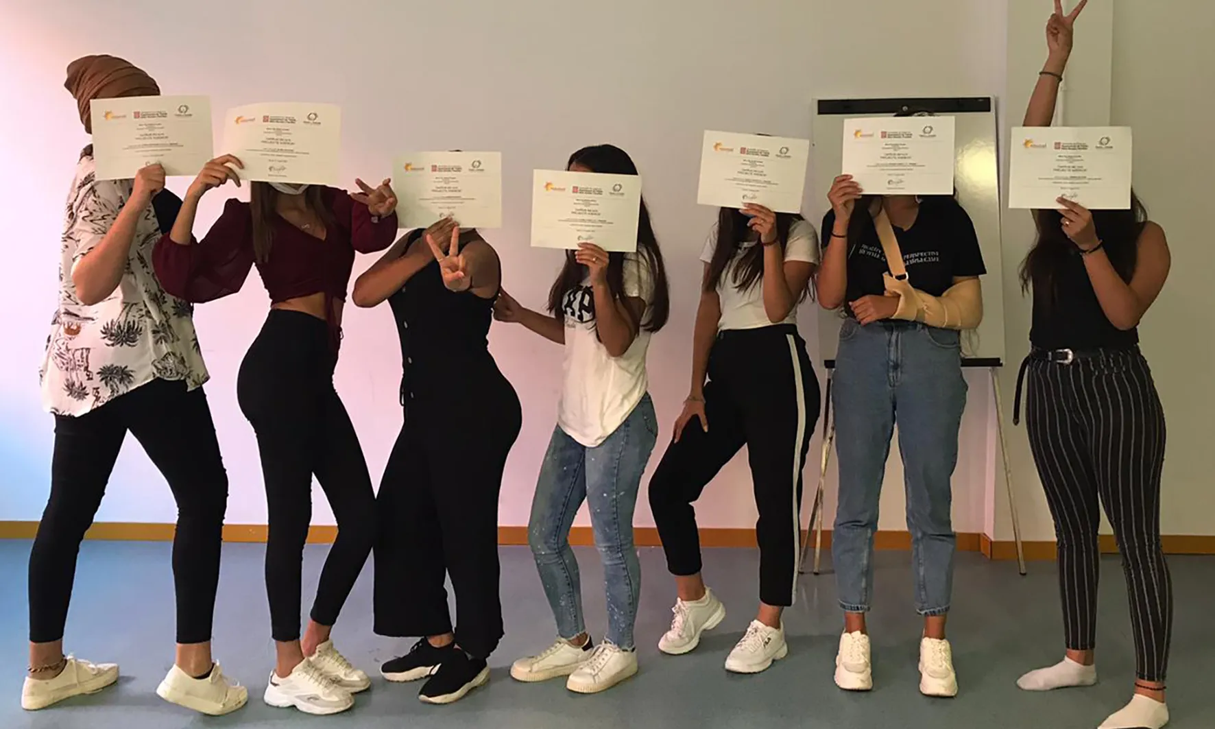 Aquest programa d'acollida presenta una estructura d'aprenentatge des d'una perspectiva feminista, decolonial i holística.