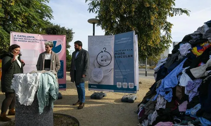 Durant l'acte central de la Setmana Europea per la Prevenció de Residus, dues tones de roba procedent de la recollida selectiva representava la quantitat de roba generada per cada persona durant l'any i que no es recicla.