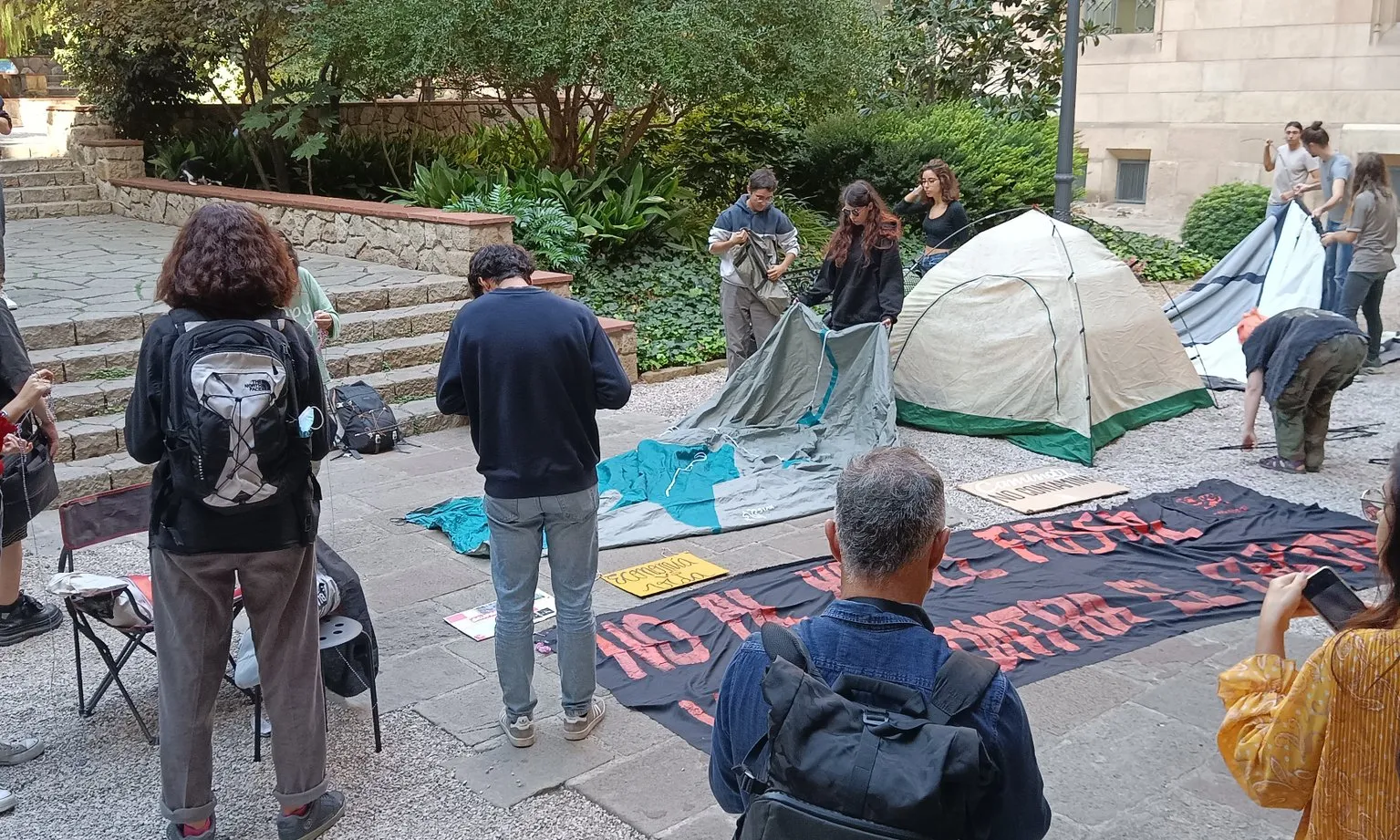 Mig centenar de joves del moviment End Fossil Barcelona han ocupat la facultat central de la UB.