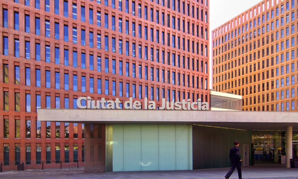 Denuncien que les exploracions de menors per part de jutges i jutgesses són massa breus, se solen fer el mateix dia del judici a la sala de la vista, i amb pares i mares presents. 