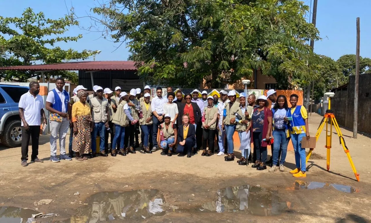 La Sara Márquez, amb part de l'equip d'ASF i de la comunitat on treballen a Moçambic.