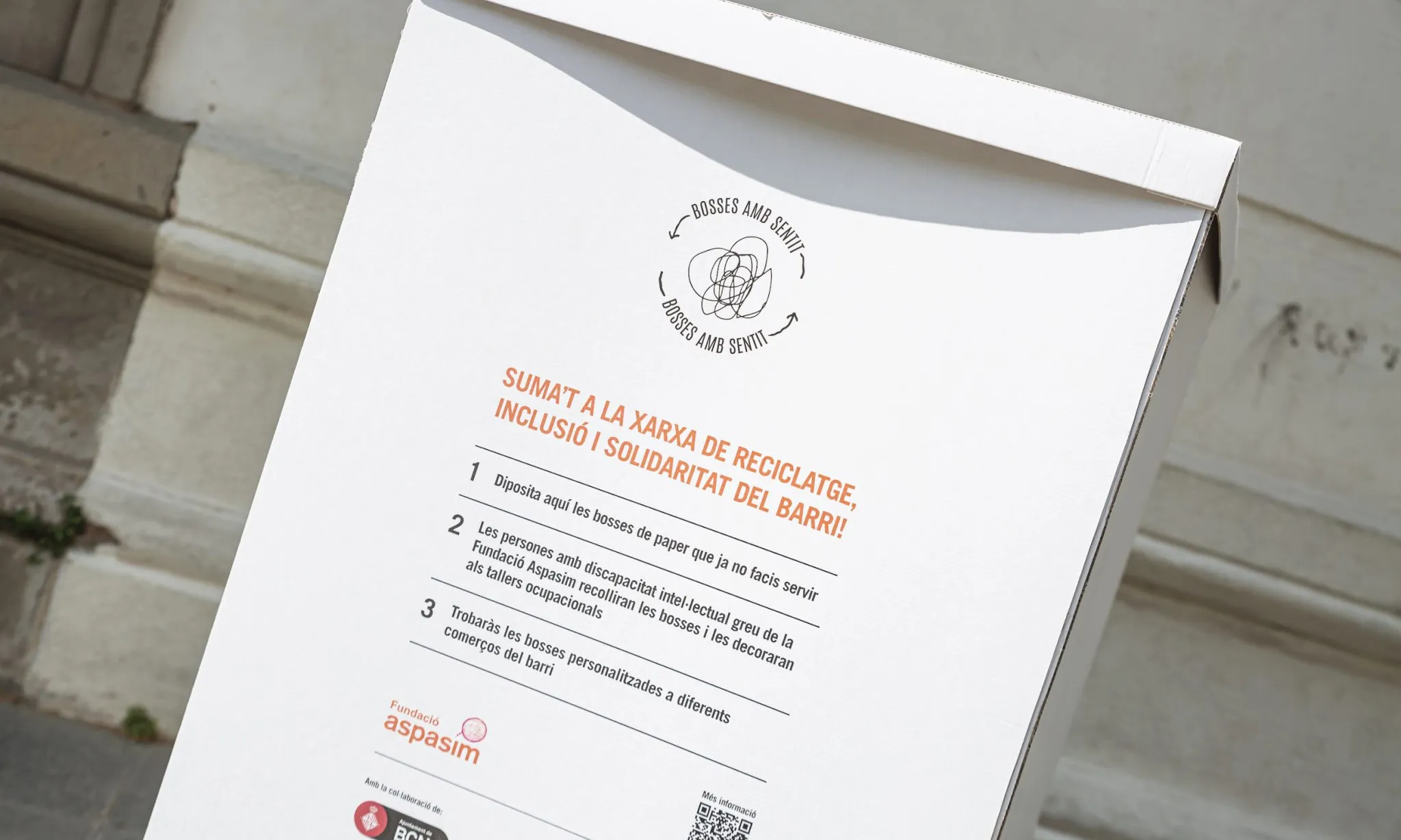 Un dels punts de recollida on veïns i veïnes de Sarrià-Sant Gervasi poden deixar les bosses de paper en bon estat que ja no fan servir.