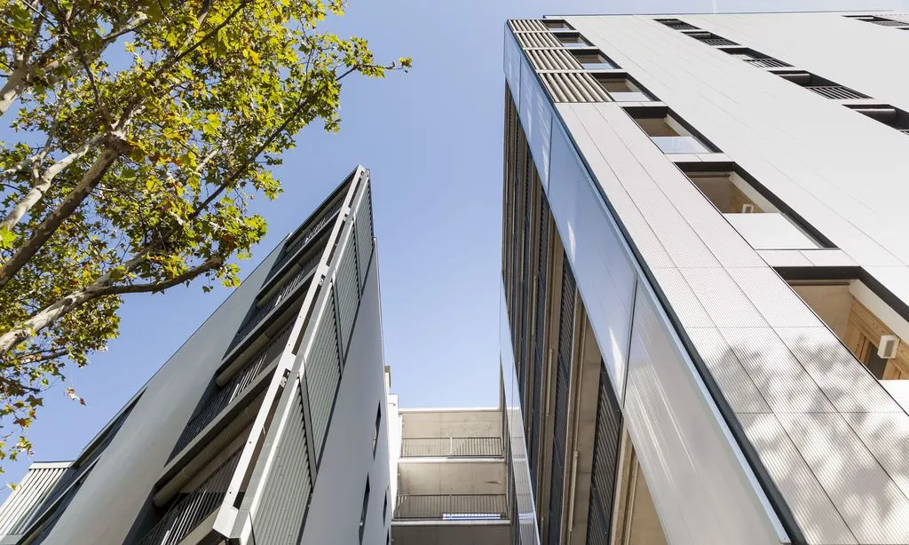 Façana dels habitatges socials al carrer de Tànger de Barcelona.