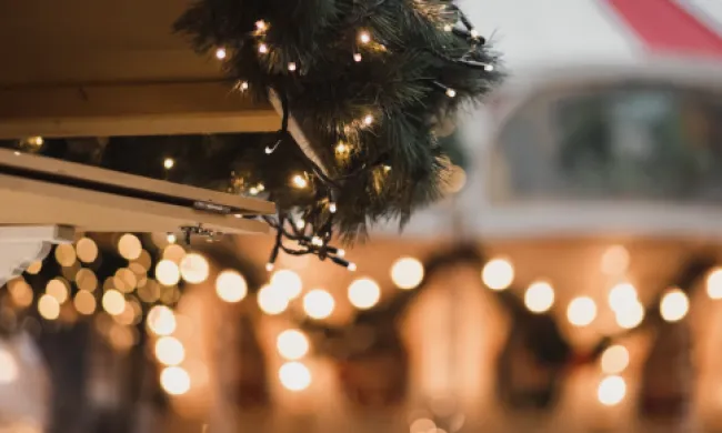 Detall d'un mercat de Nadal en representació de la Fira de Santa Llúcia de Balaguer. Font: Llicència CC Unsplash