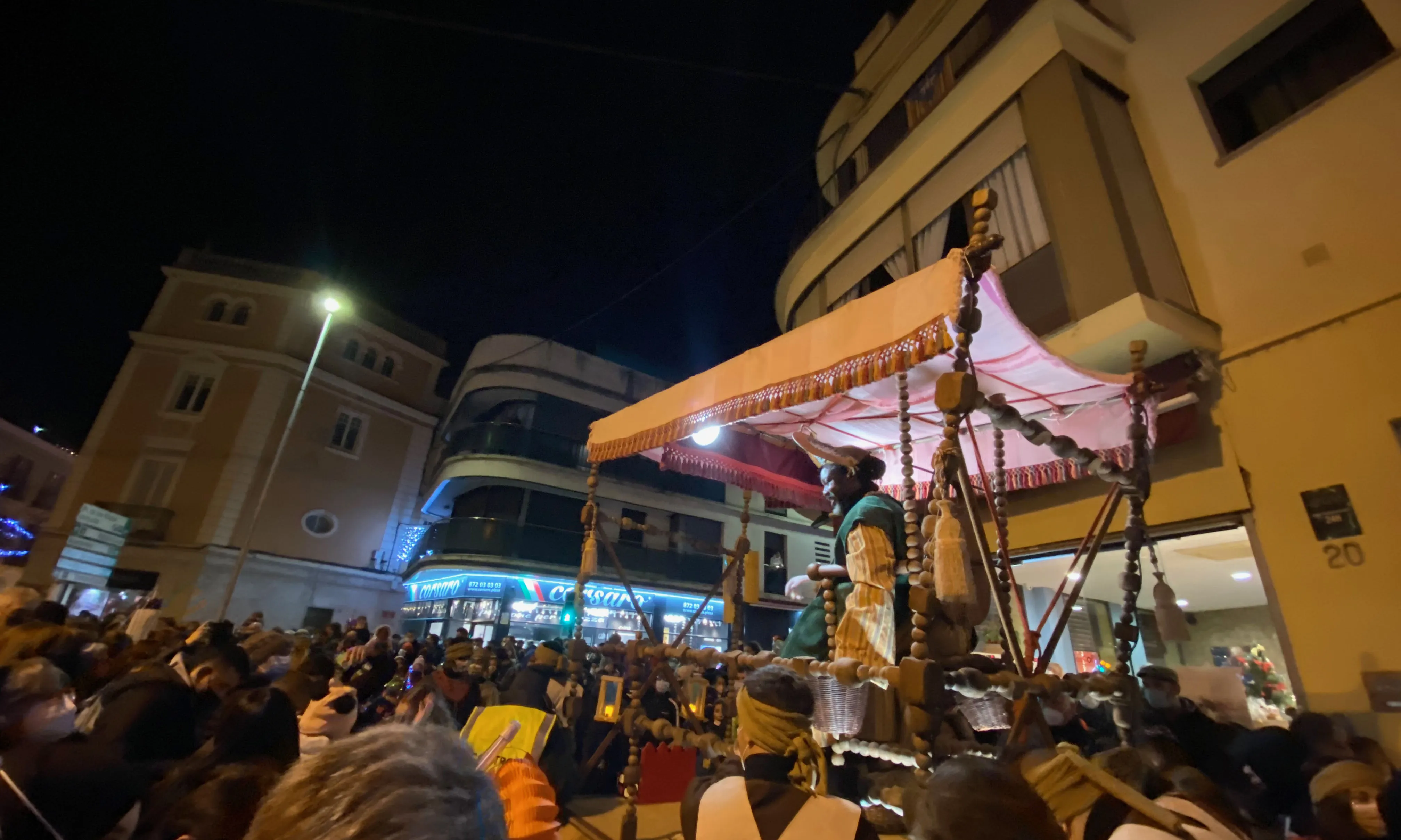 s’habilitaran zones de baixes estímuls, espais per a facilitar la visibilitat, accés a persones amb mobilitat reduïda i espais de calma.